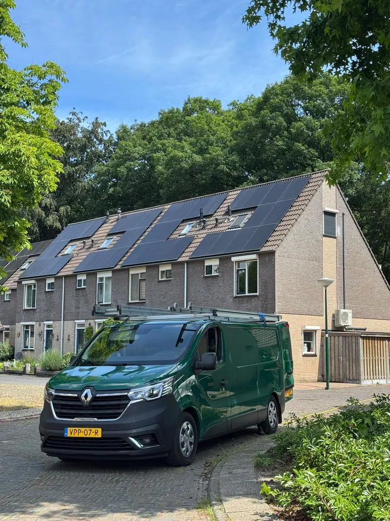 Bedrijfsbus van 36 Multidiensten langs een laan met bomen