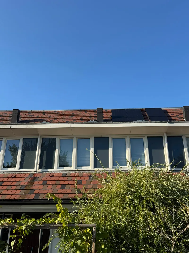 Dakvlak van een rij woningen gezien vanaf het dak