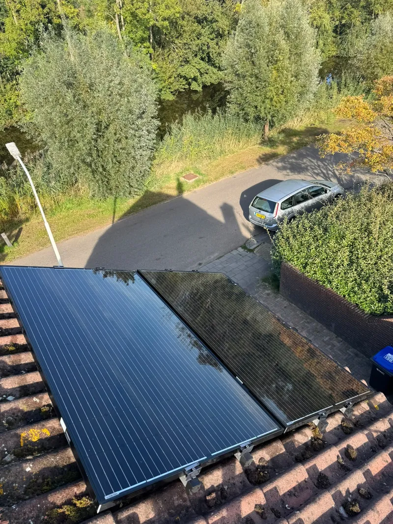 Schoongemaakte zonnepanelen op een pannendak